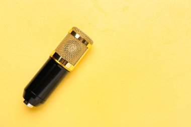 Renkli arkaplanda yeni modern mikrofon