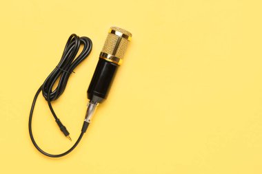Renkli arka planda kablo bulunan modern mikrofon