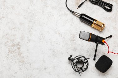 Işık arkaplanındaki modern mikrofonlar