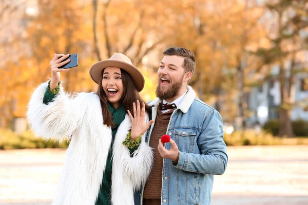 Happy Young Woman Ring Her Fiance Taking Selfie Marriage Proposal — Stock Photo, Image