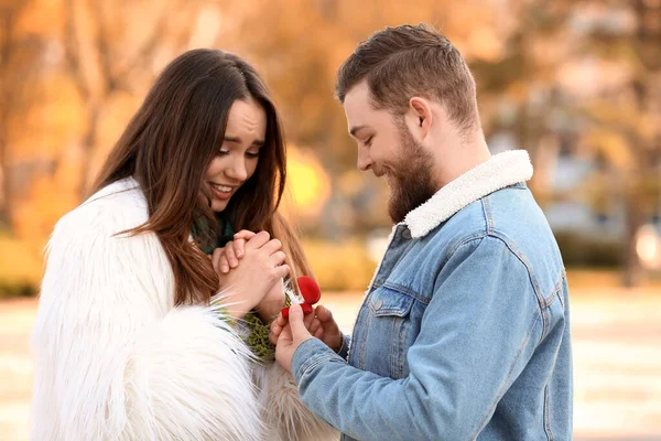 Genç Adam Parkta Kız Arkadaşına Evlenme Teklif Ediyor — Stok fotoğraf
