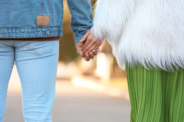 Jeune Femme Avec Bague Fiançailles Son Fiancé Extérieur Vue Dos — Photo