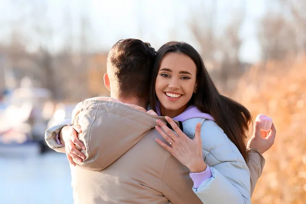 Gelukkig Jong Vrouw Met Verlovingsring Knuffelen Haar Verloofde Huwelijk Aanzoek — Stockfoto