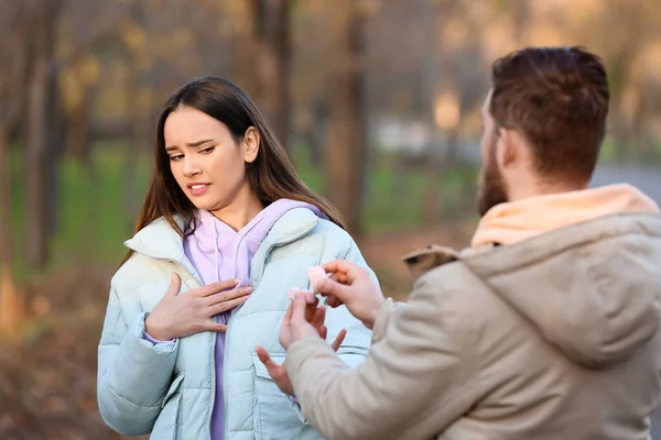 Ung Kvinna Som Avvisar Frieri Från Sin Pojkvän Skogen — Stockfoto