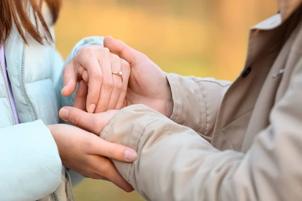 Junge Frau Mit Verlobungsring Und Ihrem Verlobten Freien Nahaufnahme — Stockfoto