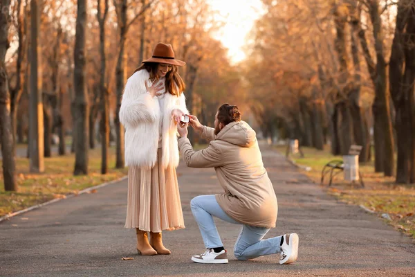 Young Man Proposing His Beloved Girl Park — Stock Photo, Image