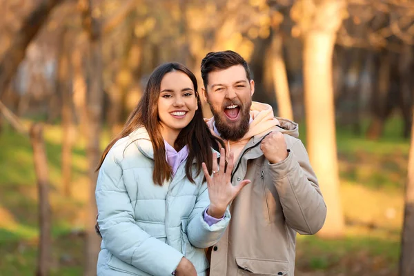 Feliz Joven Con Anillo Compromiso Prometido Bosque —  Fotos de Stock