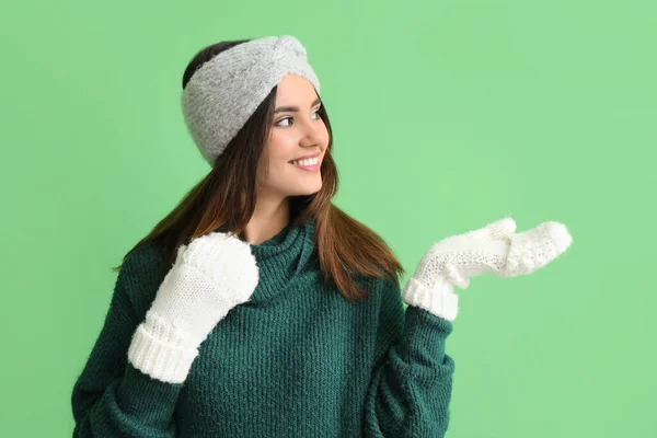 Young Woman Warm Gloves Showing Something Green Background — Stock Photo, Image