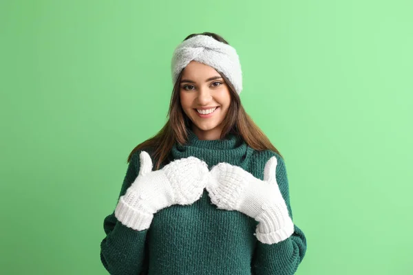 Young Woman Warm Gloves Green Background — Stock Photo, Image