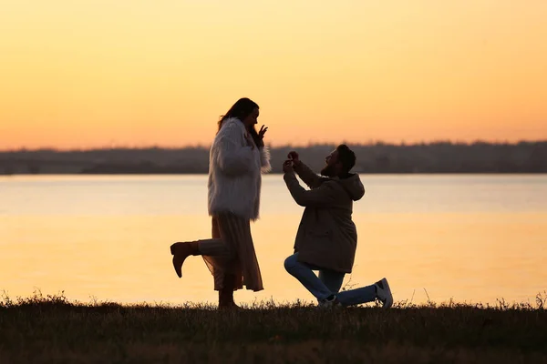 Young Man Proposing His Girlfriend River Sunset — Stock Photo, Image