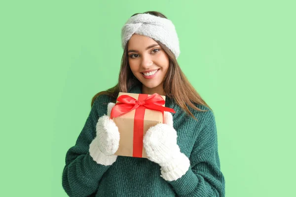 Jonge Vrouw Warme Handschoenen Met Geschenkdoos Groene Achtergrond — Stockfoto