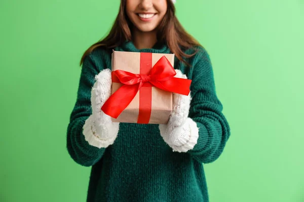 Young Woman Warm Gloves Gift Box Green Background — Stock Photo, Image