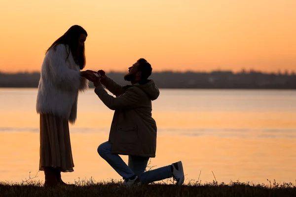 Young Man Proposing His Girlfriend River Sunset — Stock Photo, Image