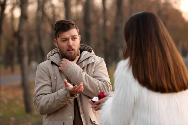 Jonge Vrouw Aanzoek Aan Haar Geschokt Vriendje Park — Stockfoto