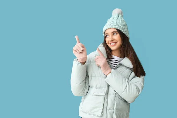 Young Woman Warm Gloves Hat Pointing Something Blue Background — Stock Photo, Image