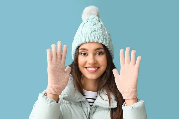 Νεαρή Γυναίκα Ζεστά Γάντια Και Καπέλο Μπλε Φόντο — Φωτογραφία Αρχείου