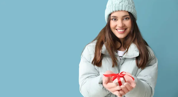 Young Woman Warm Gloves Gift Box Blue Background — Stock Photo, Image
