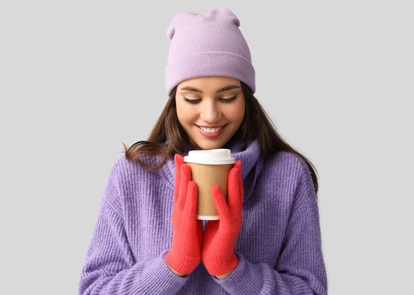 Молодая Женщина Красных Перчатках Чашкой Кофе Светлом Фоне — стоковое фото