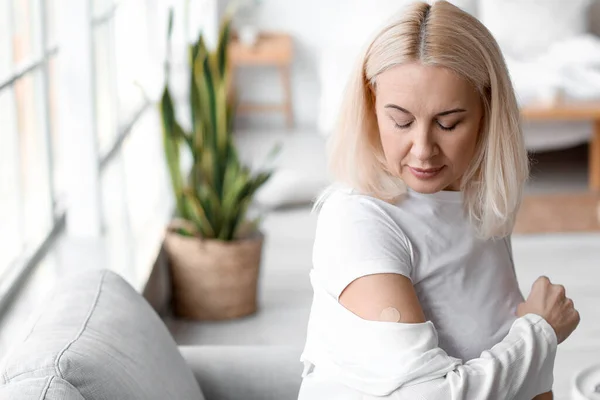 Mature Woman Applied Nicotine Patch Home Smoking Cessation — Stock Photo, Image