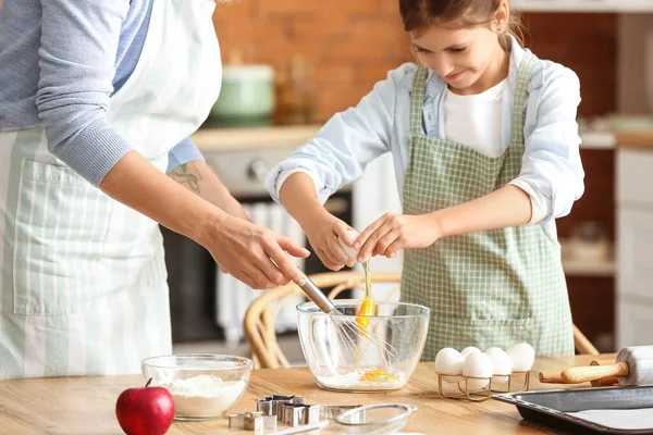 Little Girl Her Grandmother Breaking Egg Bowl Kitchen — Stock Photo, Image