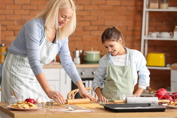 Mature Woman Her Little Granddaughter Rolling Out Dough Cookies Kitchen — Stock Photo, Image