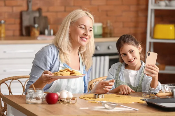 Little Girl Her Grandmother Cookies Taking Selfie Kitchen — Stock Photo, Image