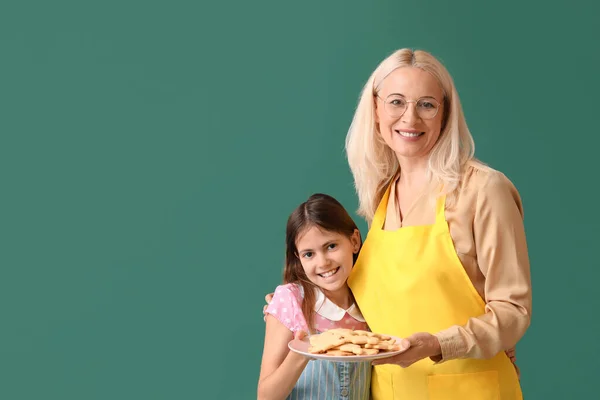 Little Girl Her Grandmother Plate Cookies Green Background — Stock Photo, Image