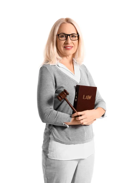 Ώριμη Γυναίκα Δικαστής Γυαλιά Ηλίου Σφυρί Και Βιβλίο Νόμου Λευκό — Φωτογραφία Αρχείου
