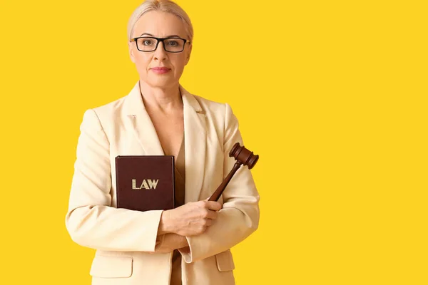 Rijpere Vrouwelijke Rechter Bril Met Wetboek Hamer Gele Achtergrond — Stockfoto