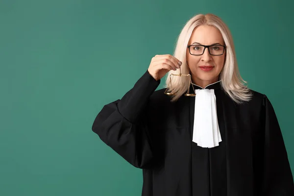 Зрелая Женщина Судья Халате Весами Правосудия Зеленом Фоне — стоковое фото