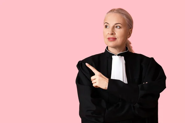 Volwassen Vrouw Rechter Badjas Wijzend Iets Roze Achtergrond — Stockfoto