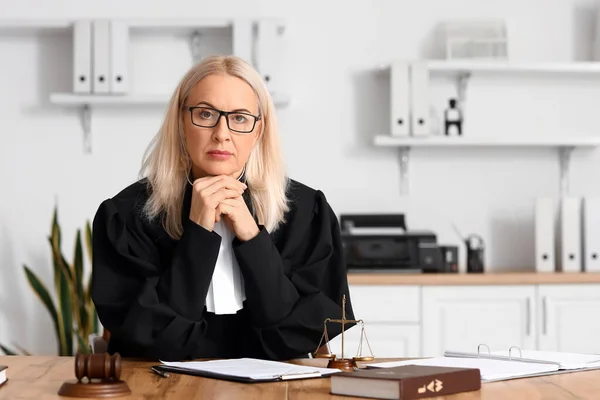 Mahkeme Masasında Oturan Olgun Kadın Yargıç — Stok fotoğraf