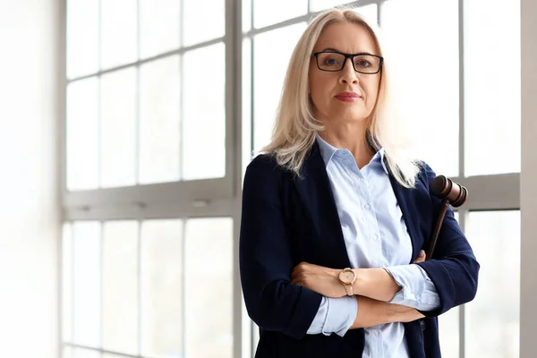 Gammal Kvinnlig Domare Med Klubba Nära Fönstret Rättssalen — Stockfoto