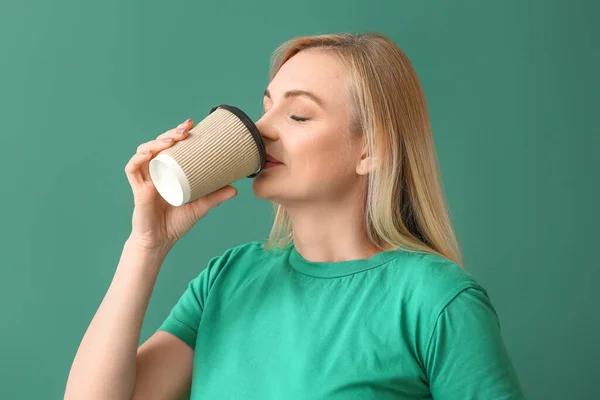 Beautiful Woman Drinking Coffee Green Background — Stock Photo, Image