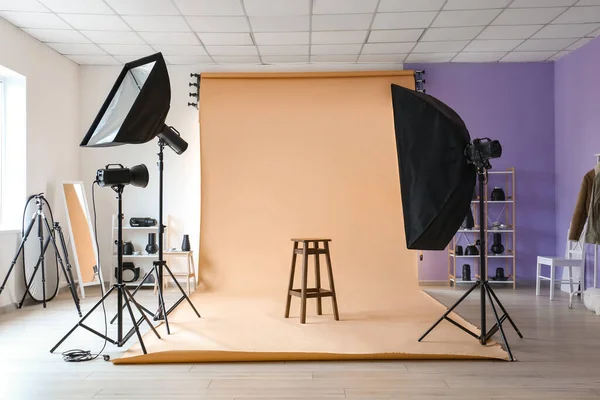 Belysningsutrustning Pall Och Beige Cyklorama Modern Fotostudio — Stockfoto