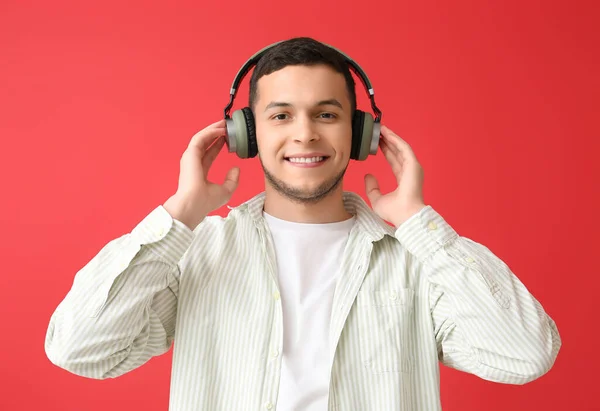 Jeune Homme Dans Casque Sans Fil Écoutant Musique Sur Fond — Photo