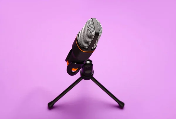 Microfono Moderno Con Supporto Sfondo Viola — Foto Stock