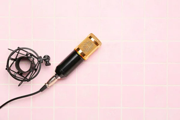Stand Con Microfono Moderno Sfondo Colori — Foto Stock