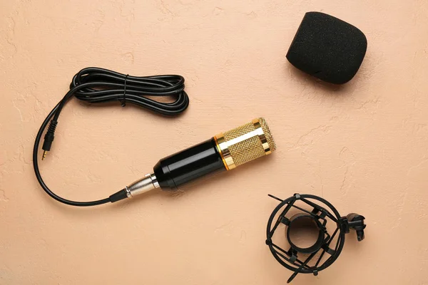 Microfono Moderno Con Cavalletto Filo Sfondo Beige — Foto Stock