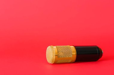 Kırmızı arkaplanda modern mikrofon