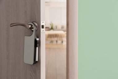 Otel odasında askılı bir kapı var, yakın plan.