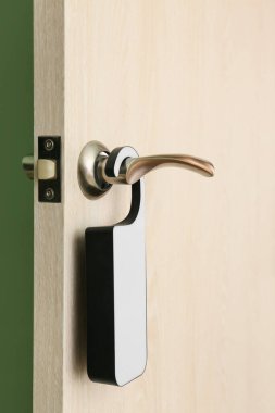 Otel odasında askılı ahşap kapı, yakın plan.