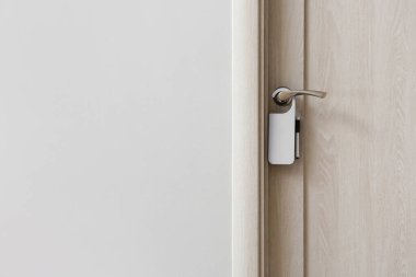 Otel odasında askısı olan kapalı kapı, yakın plan.