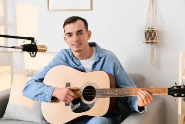 Gitarist evde melodisini kaydediyor.