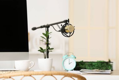 Odadaki modern mikrofon.