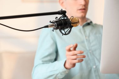 Modern mikrofon odada, yakın plan.