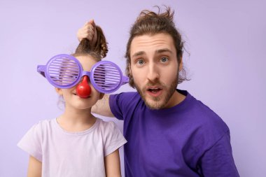 Leylak geçmişi olan komik bir adam ve küçük kızı. 1 Nisan kutlamaları