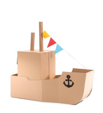 Beyaz arkaplandaki çocuklar için karton oyuncak gemisi