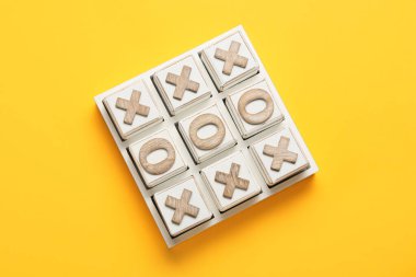 Turuncu arkaplanda tik-tak oyunu