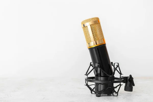 Supporto Con Microfono Moderno Sfondo Chiaro — Foto Stock